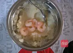 Fruit, Potato and Shrimp Salad (Illustration of Tips to Keep Eggs from Cracking 7