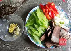 Illustration of how to stir-fry bacon with green bamboo shoots 2