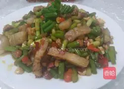 Illustration of how to stir-fry pork belly with garlic sprouts and peanuts 9