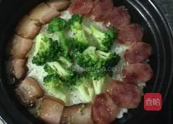 Illustration of how to make preserved meat clay pot rice 5