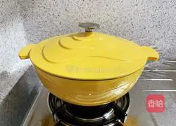 Illustration of how to make chicken wings, rice cakes and shrimps in pot 11