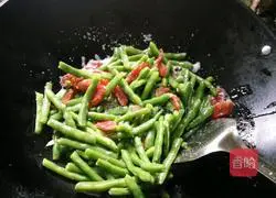 Illustration of how to stir-fry green beans with bacon 10