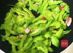 Illustration of how to make fried pork with bitter melon 4