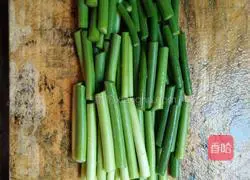 Illustration of how to make fried sausage with garlic moss 1