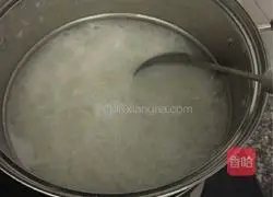 Preserved egg and lean meat porridge.Illustration of how to make it 2