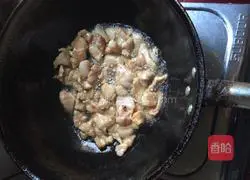 Illustration of how to make tea tree mushrooms in dry pot 2