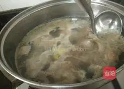 Illustration of how to make sweet and sour pork ribs with young bamboo shoots and enoki mushrooms 3