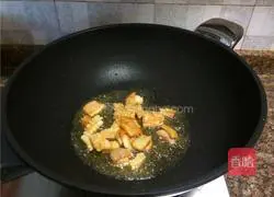 Illustration of how to stir-fry squid with celery, pickled peppers 5