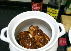 Illustration of how to make pork trotters with beer sauce 4