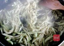 How to stir-fry shredded eggplant with pepper Illustration 8