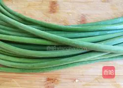 Illustration of how to stir-fry minced meat with carrots, garlic and moss on the 15th day of the first lunar month 1