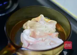 Illustration of how to make stir-fried pork rinds 1