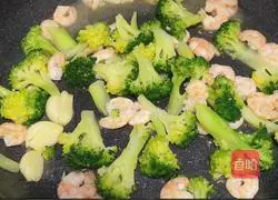 Illustration of how to make fried shrimps with broccoli 9