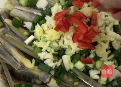 Illustration of how to make bamboo razor clams with scallion oil 8