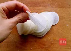 Illustration of how to stuff white radish with meat stuffing 3