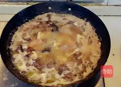 Illustration of how to make braised chicken with mushrooms 5