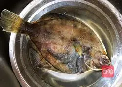 Illustration of how to make steamed golden sole 1