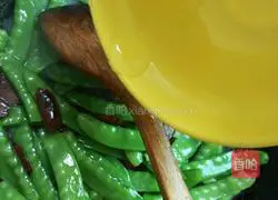 Illustration of how to make fried Dutch beans with preserved meat 6