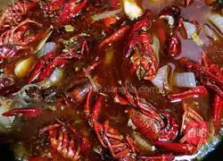 Illustration of how to make spicy crayfish with shrimp and eggs 11