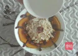 Illustration of how to make steamed pumpkin with lily and red dates 11