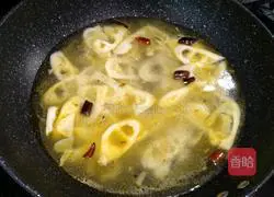 Illustration of how to make bitter bamboo shoots and meat slices soup 4