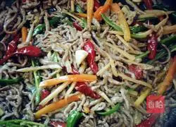 Illustration of how to make shredded beef with pickled pepper 9