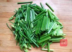 Illustration of how to stir-fry shredded pork with chives and moss 4