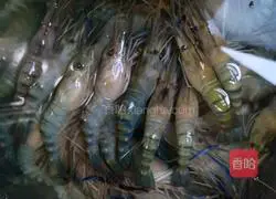 香Illustration of how to make braised big head shrimp (Macrobrachium) in spicy oil 1