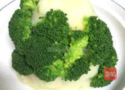 Illustration of how to make Christmas mashed potato salad 4