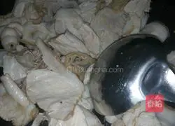 Illustration of how to make traditional twice-cooked pork (twice-cooked with garlic sprouts) 4