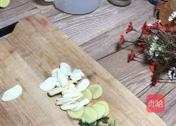 Illustration of how to make steamed fish head with perilla 4