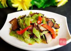 Illustration of how to stir-fry bacon with green bamboo shoots 10