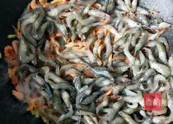 Illustration of how to stir-fry river shrimps with chives and moss 6