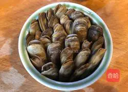 Illustration of how to steam razor clams with green and red wine 4