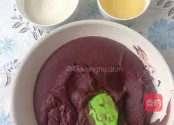 Cantonese Illustration of how to make bean paste and egg yolk mooncakes 1