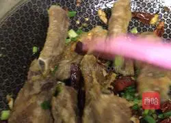 Illustration of how to make salt and pepper pork ribs 11