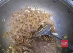 Illustration of how to make cumin spicy pork rinds 8