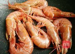 Illustration of how to make salt-baked shrimp 1