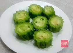 Illustration of how to make bitter melon stuffed with meat 1