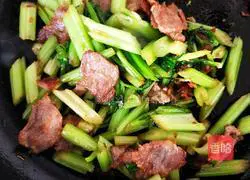 Illustration of how to make fried meat with celery 15