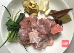 Illustration of how to cook braised pork ribs with mushrooms and carrots 1