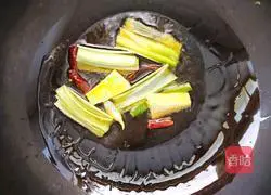 Illustration of how to make ground pot chicken 3