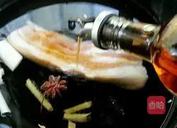 Illustration of how to make twice-cooked pork with green pepper 2