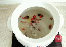 Illustration of how to make apple, tremella and lotus seed soup 2