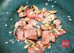 Illustration of how to make creamy bacon pasta 12