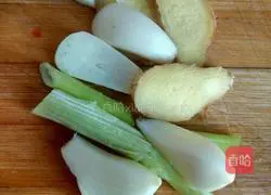 Illustration of how to make mushroom stewed chicken 2