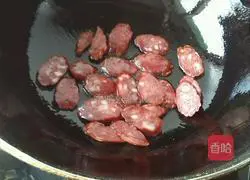 Illustration of how to make sausage and stir-fried green beans 7