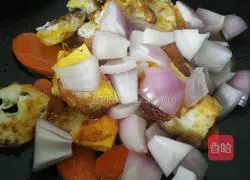 Illustration of how to make small fried poached eggs 7