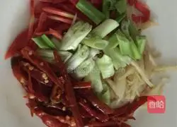 Illustration of how to make pickled pepper beef 3