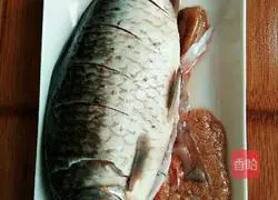 Illustration of how to make Xiangtan boiled crucian carp 1